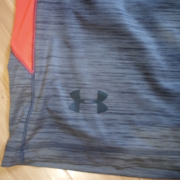 Under Armor Boys medium shorts - Picture 2 of 4
